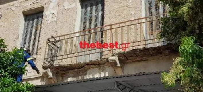 Εικόνες σοκ: Μπαλκόνι «προσγειώθηκε» στο πεζοδρόμιο στην Πάτρα (εικόνες)